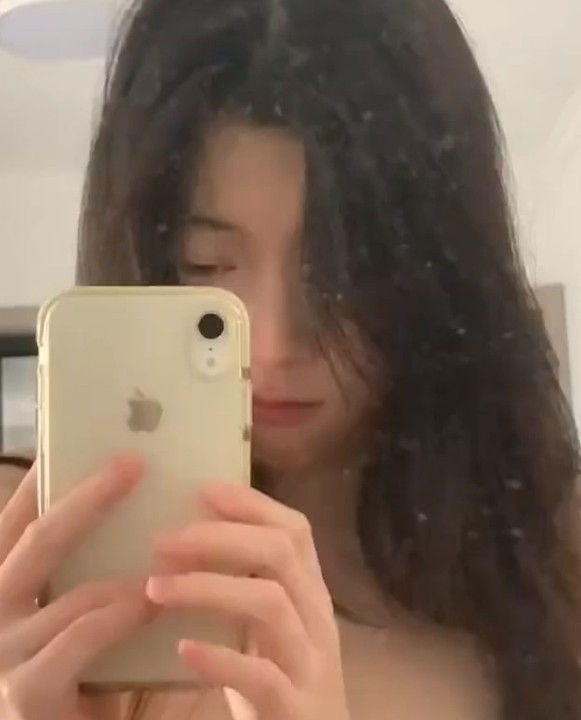 抖音女网红超级无敌清纯自拍不雅视频给金主！