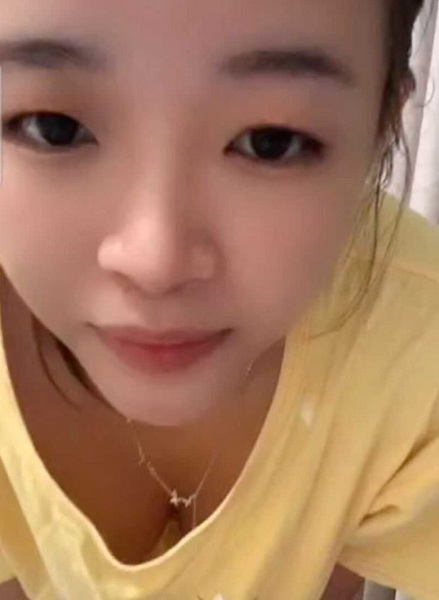 快手网红“婷宝贝”为了人气与流量上演真空直播，真拼！