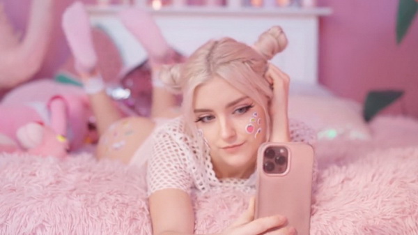 暗黑界女神Eva Elfie,青春可爱电力十足的娇小俏佳人!