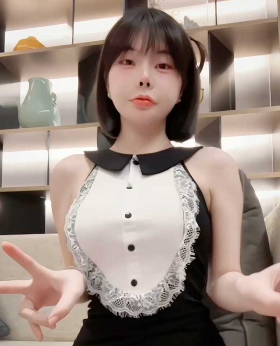 推特女网红“向碌肉丸”定制私拍视频流出，纹身小美女一枚！