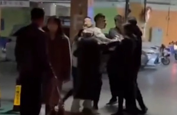 潍坊万达停车场大瓜！年度最牛逼抓小三大戏上演