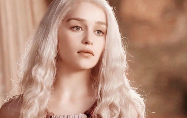 为艺术献身的女星“艾米莉亚·克拉克”，权利与游戏的龙妈！