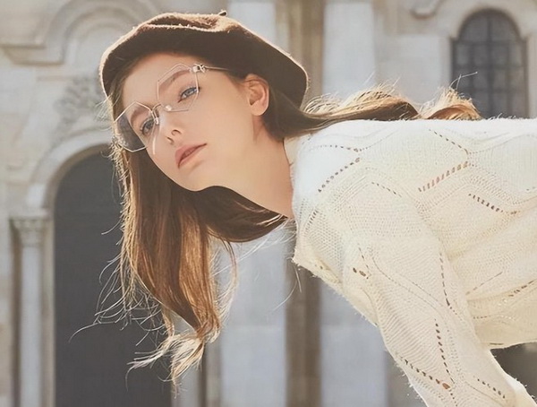 凭借一张精灵cos照走红，加拿大女神“莎凡娜·布莱德”