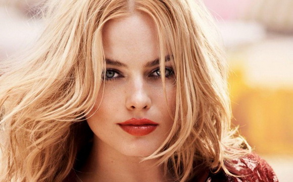 为艺术献身的女星“玛格特·罗比”，犹如真人芭比的小丑女！