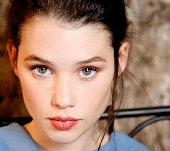 为艺术献身的女星“阿斯特丽德·伯格斯”，小美人鱼扮演者