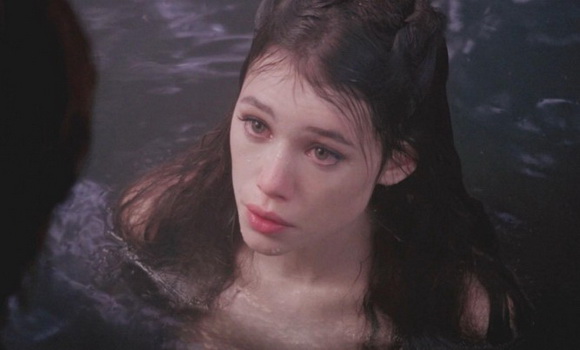 为艺术献身的女星“阿斯特丽德·伯格斯”，小美人鱼扮演者