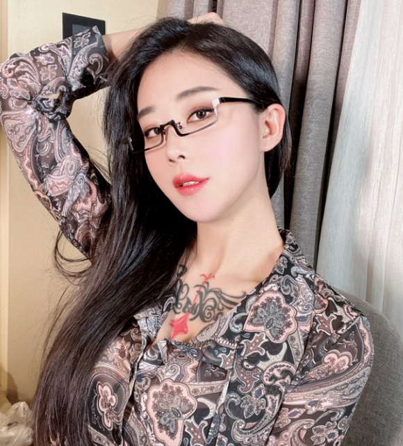 人间水蜜桃“silk张老师”最新照出炉！