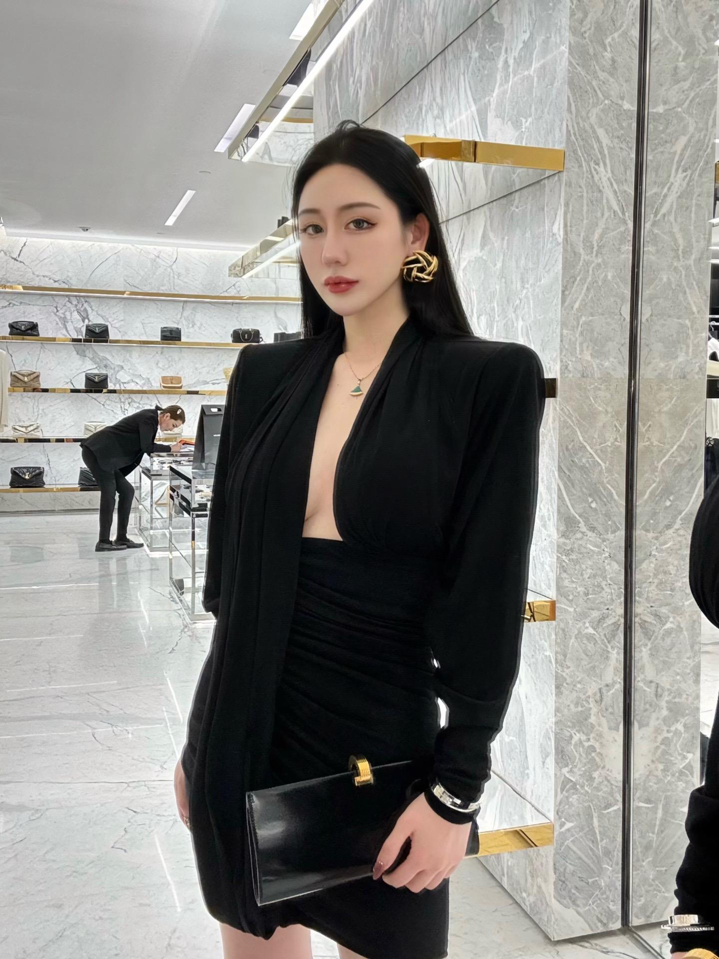 不爱笑的赛琳微密圈,黑丝渔网与性感魅力
