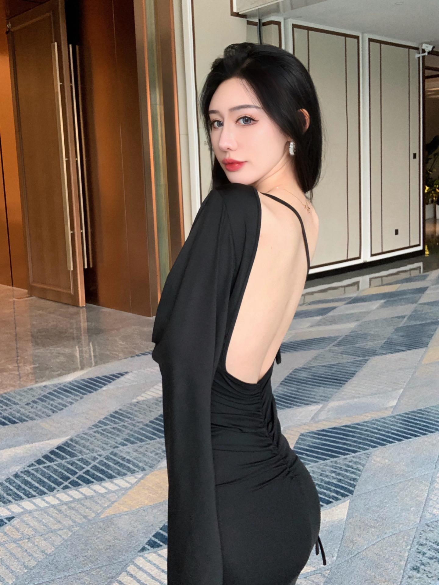 不爱笑的赛琳微密圈,黑丝渔网与性感魅力