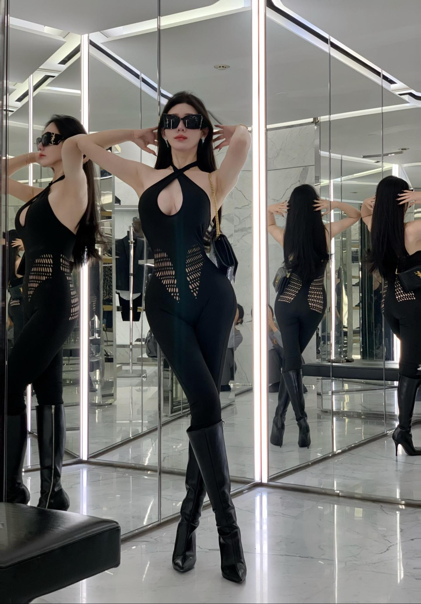 不爱笑的赛琳微密圈,她的蓝色连体比基尼写真