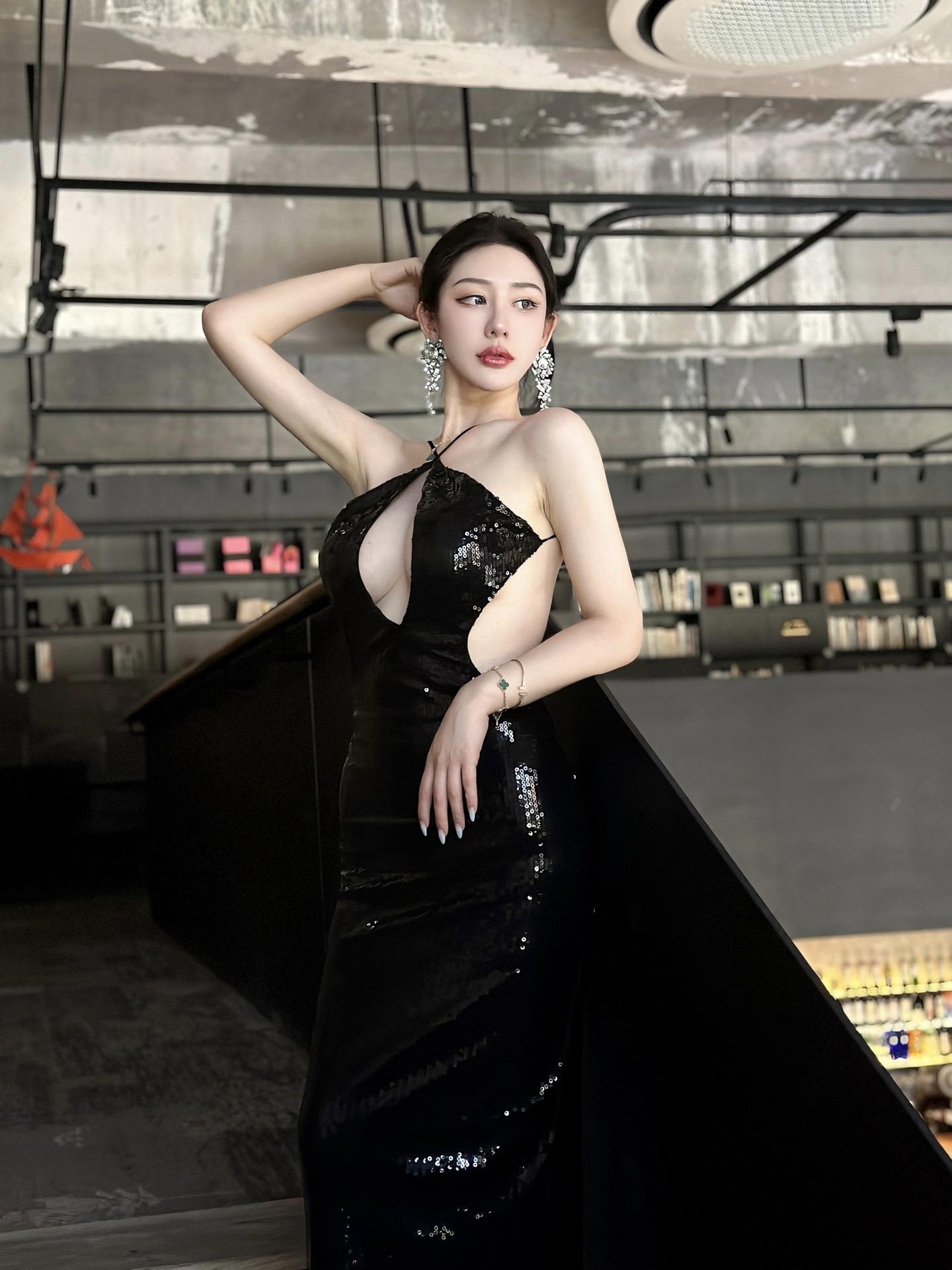 不爱笑的赛琳奶牛女仆写真,微密圈的经典之作