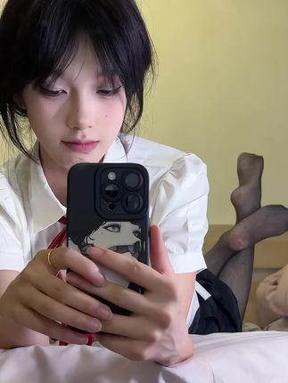 抖音美女晴天小猪本猪微密圈作品,时尚穿搭与文案完美结合