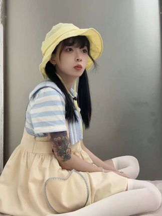 聂傲娇微密圈傲娇性格解析,微密圈_聂傲娇红色连衣裙风格揭秘