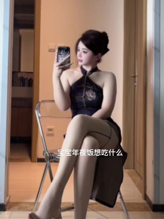 桃沢樱呀牛仔裤穿搭时尚,微密圈新图展示出她的迷人魅力