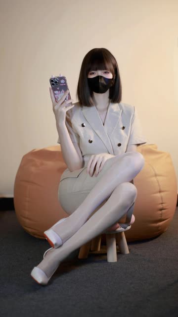 抖音博主白龙猫女微密圈作品发布!白龙猫女红底极光造型大火的原因