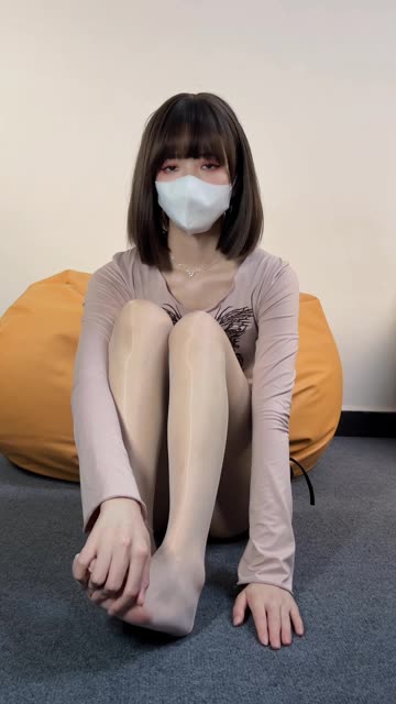 白龙猫女的黑丝连裤袜作品风靡微密圈,为什么她的作品如此受欢迎?