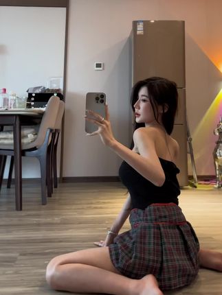抖音网红黎允熙baby的瓜紫色氛围灯视频背后揭秘,黎允熙微密圈图片合集