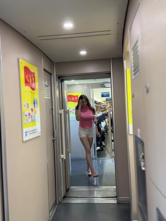性感与时尚的融合!可可西yyy微密圈最新黑丝蒙眼作品