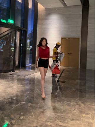 性感与时尚的融合!可可西yyy微密圈最新黑丝蒙眼作品
