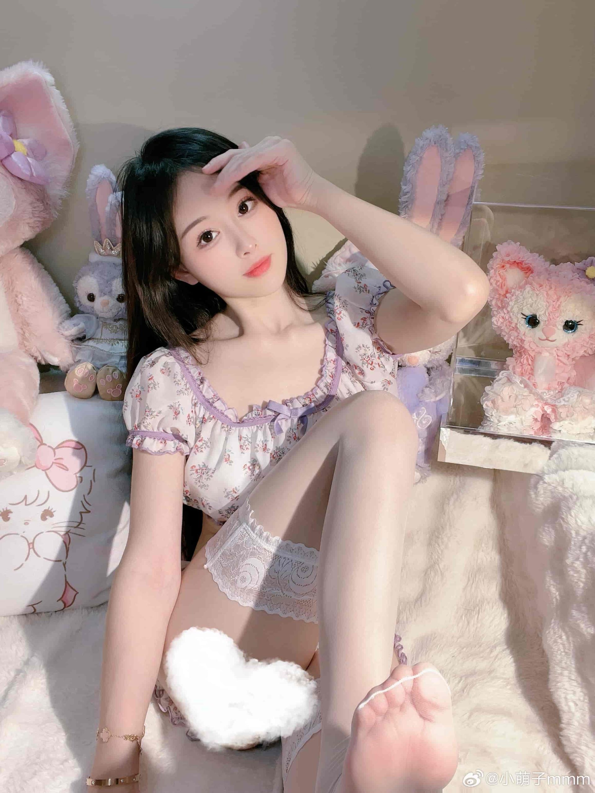 抖音小萌子微密圈展现苗条身材,富胶原蛋白肌肤的惊艳游泳视频作品