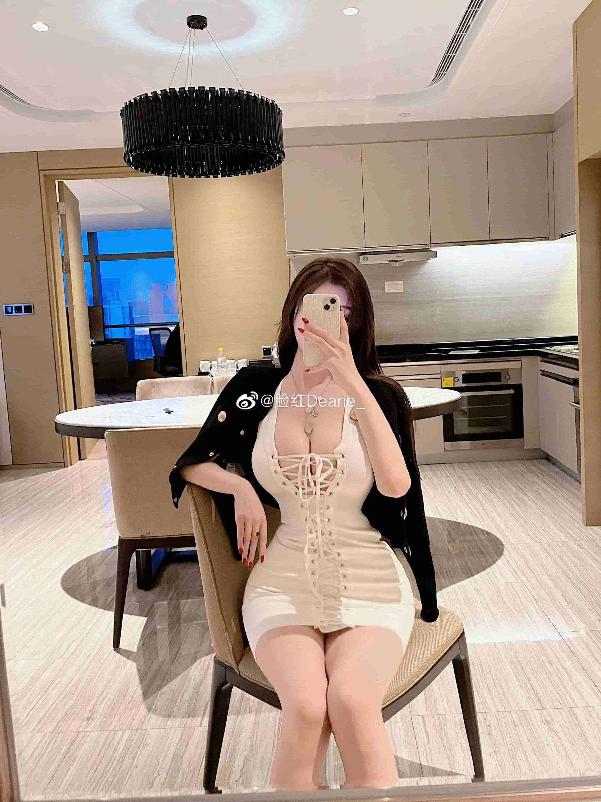 健身博主脸红Dearie微密圈高铁之旅作品,火车卧铺和路虎风采出名