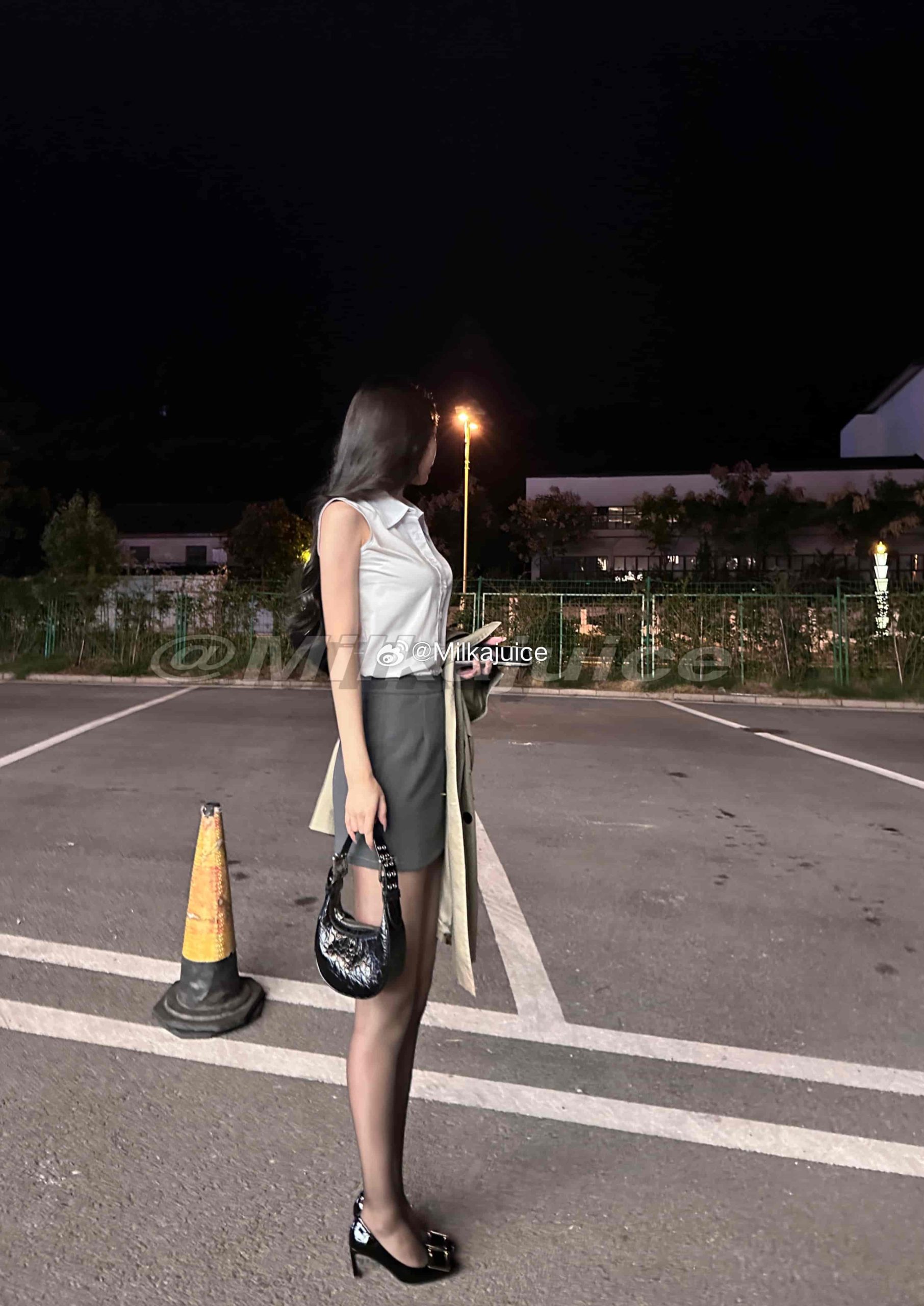 微密圈网红牛奶里的果汁作品，独特颜值身材展现丝袜和美足魅力