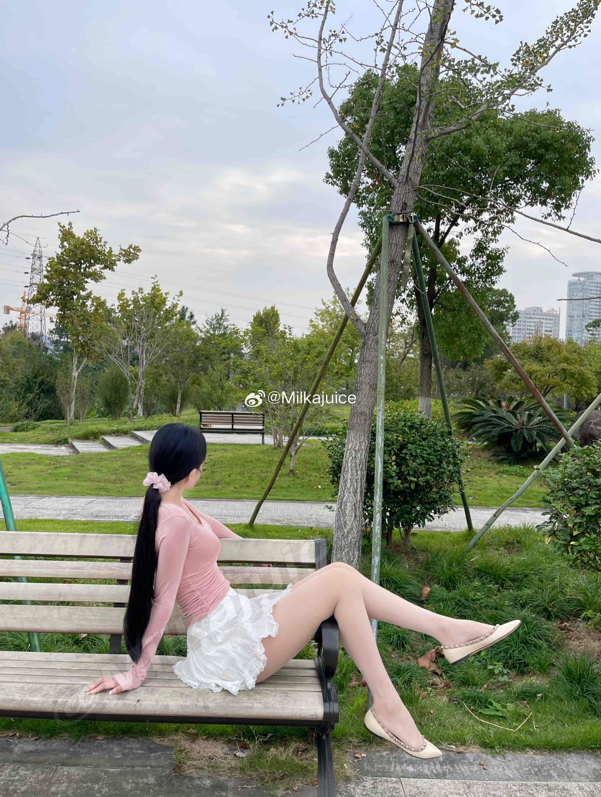 微密圈网红牛奶里的果汁作品,独特颜值身材展现丝袜和美足魅力