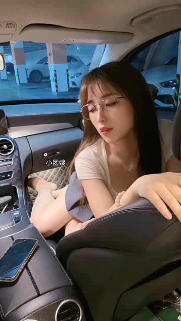 小艾根本吃不饱微密圈性感妩媚网红,绝美写真集