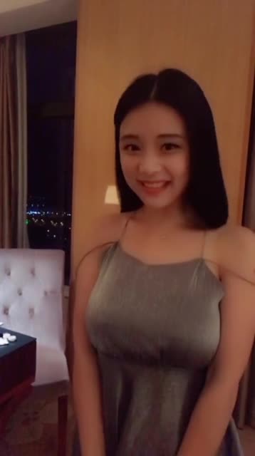 抖音奶雯最新微密圈作品《小秀一下》,展现独特时尚穿搭技巧