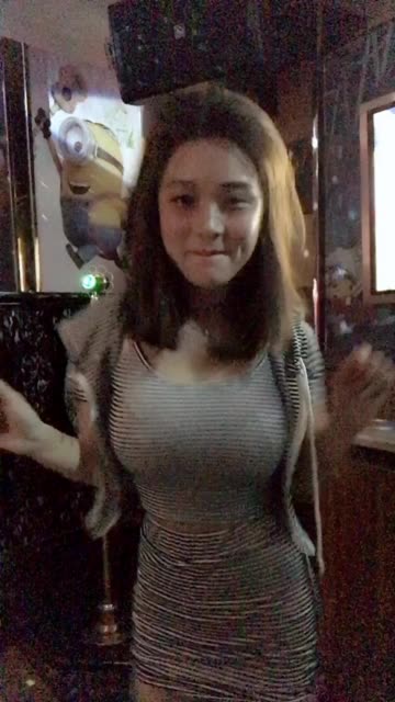 抖音奶雯最新微密圈作品《小秀一下》,展现独特时尚穿搭技巧