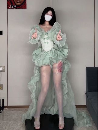 阿尔卑香小狗子微博VS抖音,她的网红反差魅力何在?