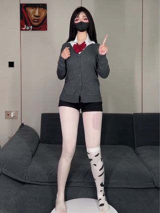 阿尔卑香小狗子微博VS抖音,她的网红反差魅力何在?
