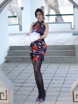 自称「土肥圆矮挫穷」的周妍希外拍照尺度超大,独特风格