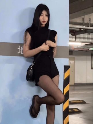 鱼鱼的榨汁杯店全新红色财兔服装穿搭太养眼了，值得一试