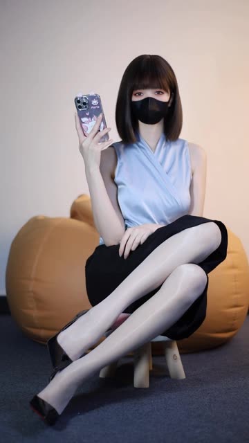 白龙猫女的足底复古造型火了，粉嫩足底与黑丝丝袜的完美结合