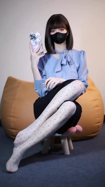 白龙猫女的足底复古造型火了，粉嫩足底与黑丝丝袜的完美结合