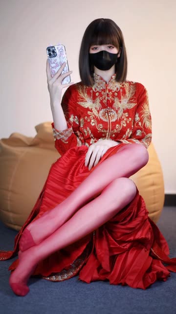 白龙猫女的足底复古造型火了，粉嫩足底与黑丝丝袜的完美结合