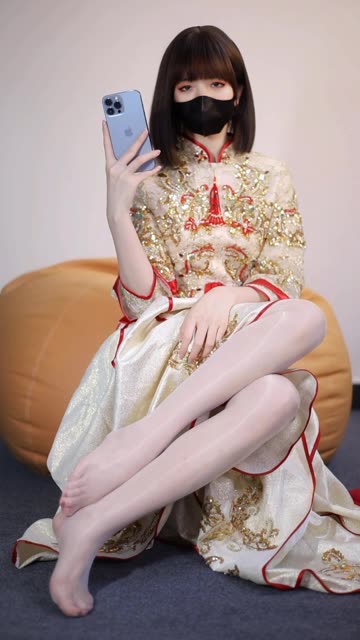 白龙猫女的足底复古造型火了，粉嫩足底与黑丝丝袜的完美结合