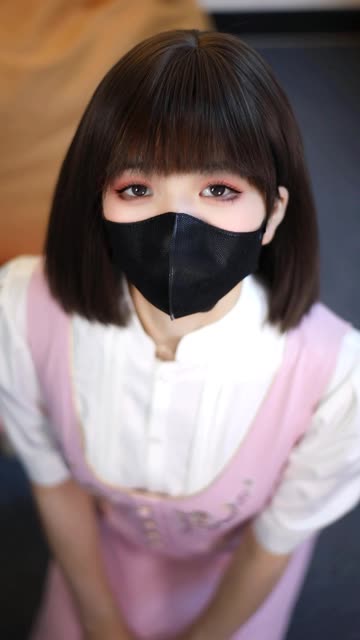 白龙猫女的足底复古造型火了，粉嫩足底与黑丝丝袜的完美结合