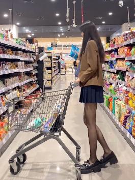 抖音唐十七个人简介,了解她的真实身份与风格