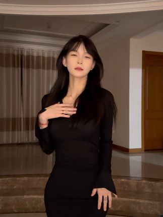 一只树懒宠物互动视频，她的宠物乐园瞬间令人羡慕