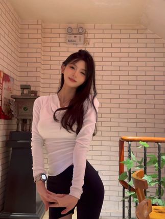 一只树懒宠物互动视频，她的宠物乐园瞬间令人羡慕