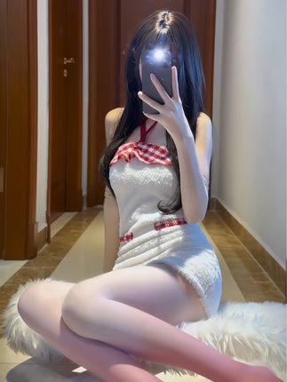 猫梨梨的穿搭风格解析,她的照片展示了什么时尚风格?