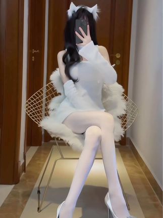 猫梨梨的穿搭风格解析,她的照片展示了什么时尚风格?