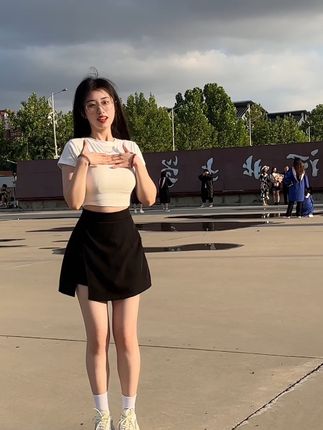 抖音魔法师臭屁楠吖微密圈资源出镜,独特变装技巧引领时尚潮流