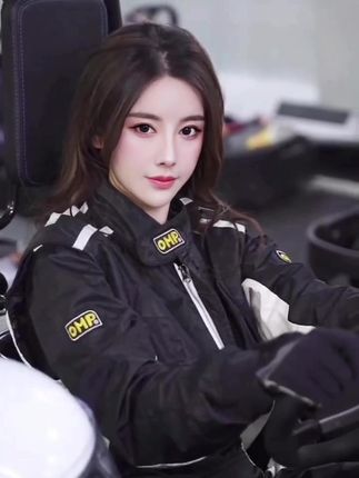 猪小七遮副乳吊带泳衣时尚解析,猪小七的夏日性感穿搭