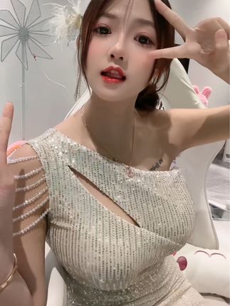抖音脑婆睡醒啦微密圈资源照片赏析,魅力与夏日度假风穿搭