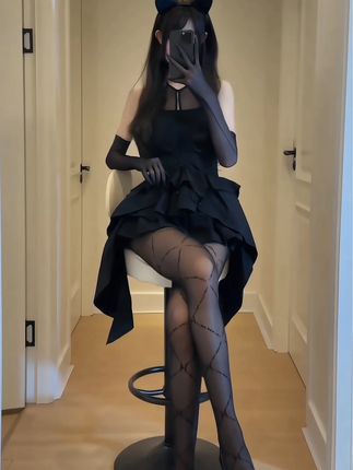 猫梨梨的穿搭风格解析,她的照片展示了什么时尚风格?