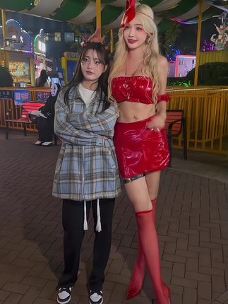 微博红人于芷晴微密圈作品性感紫色比基尼照片曝光,精致五官引发狂热追捧