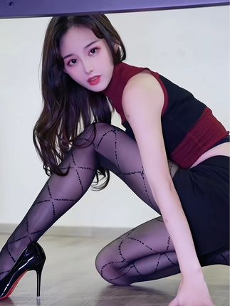 抖音小萌子微密圈作品绝美泳装穿搭,游泳视频引爆网络